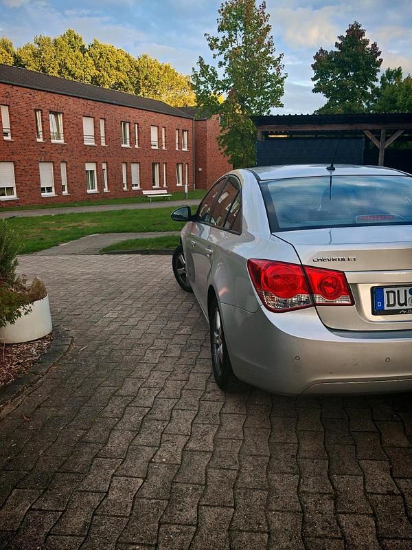 Grau Gebraucht 2009 Chevrolet Cruze Limousine | 3.200 € (Fairer Preis) - Bild 1/4