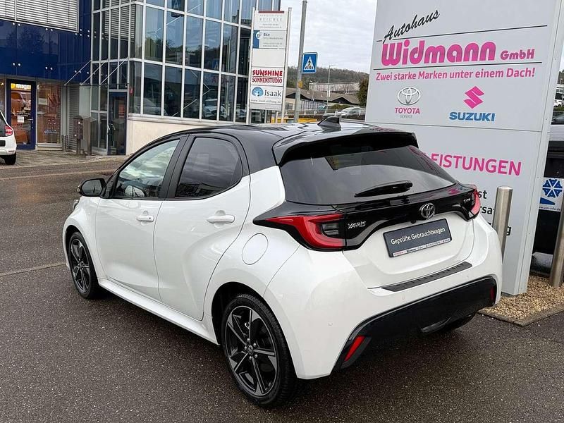 Neu Toyota Yaris Hybrid Plus 131 PS (96 kW) 2025 Platinweiß / schwarz Kleinwagen