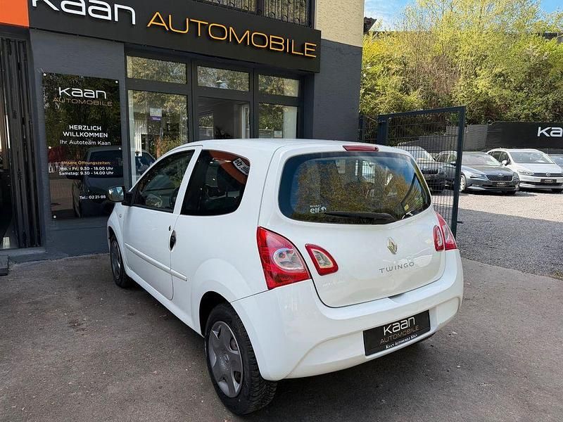 Second-hand Renault Twingo Expression 75 CP (55 kW) 2012 Alb Hatchback