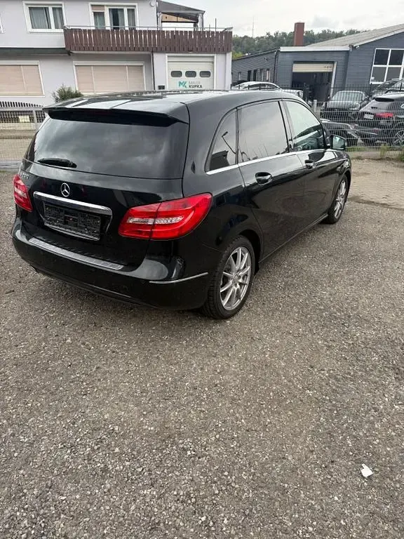 Gebraucht Mercedes B200 156 PS (114 kW) 2012 Schwarz Kleinwagen