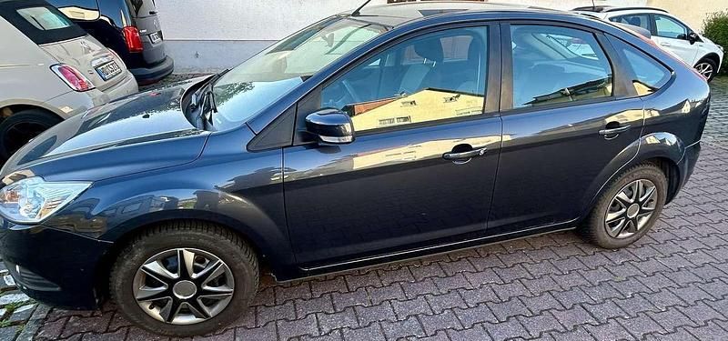 Grau Gebraucht 2011 Ford Focus Limousine | 5.500 € (Guter Preis) - Bild 1/4