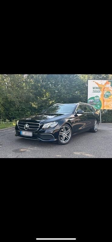 Schwarz Gebraucht 2020 Mercedes E300 Kombi | 25.500 € (Guter Preis) - Bild 1/4