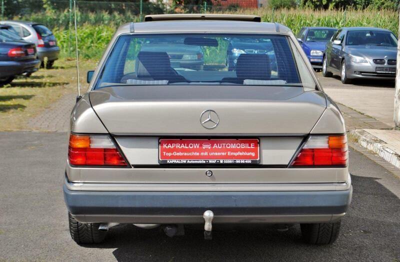 Second-hand Mercedes E200 118 CP (86 kW) 1989 Gri Berlinǎ