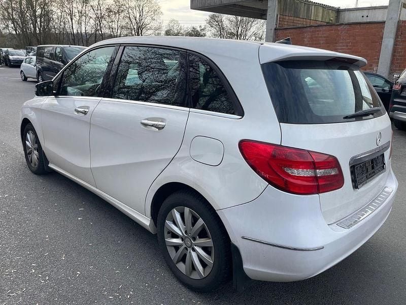 Gebraucht Mercedes B180 109 PS (80 kW) 2012 Weiß Van / Kleinbus