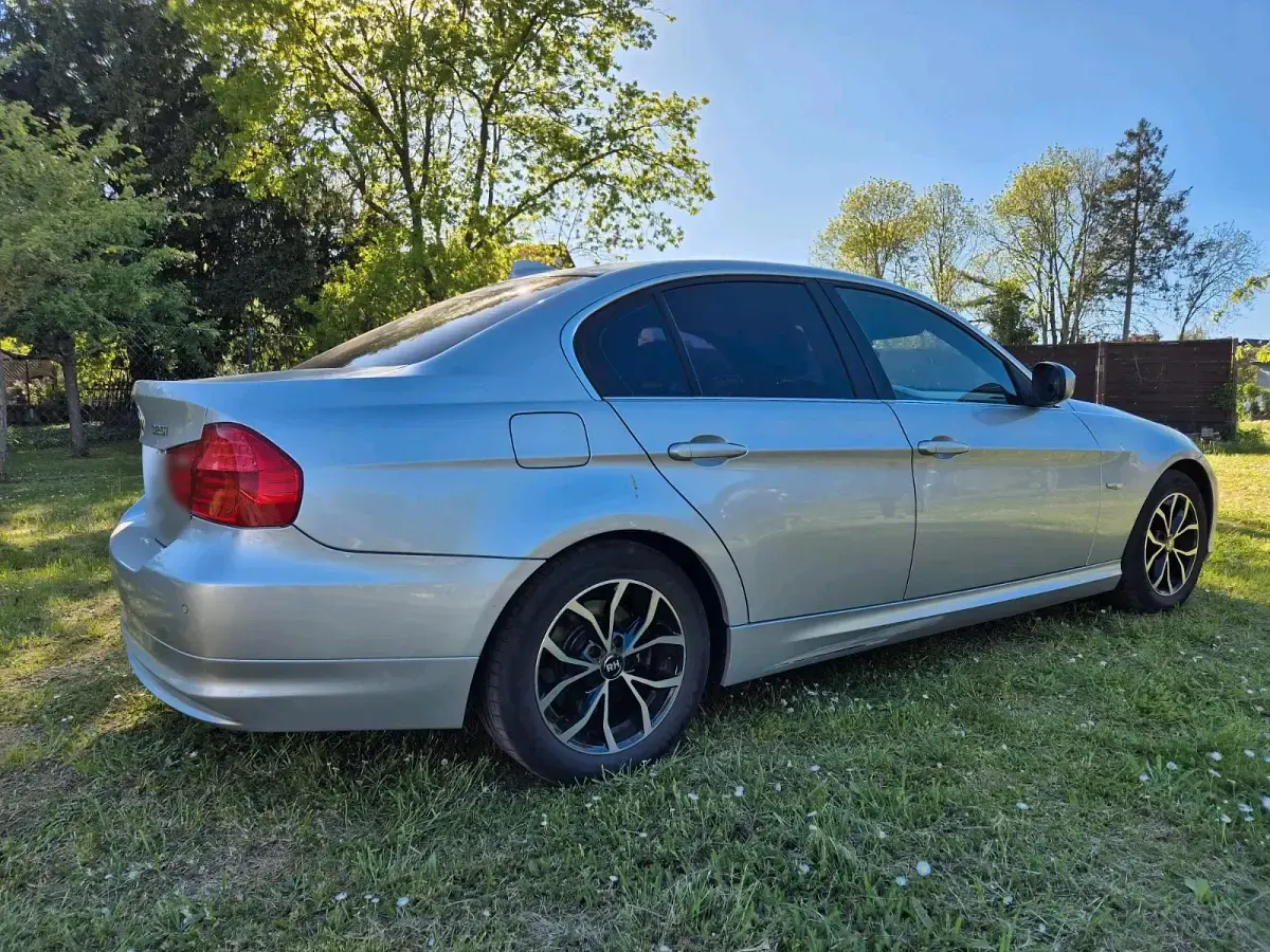 Gebraucht BMW 325 218 PS (160 kW) 2010 Silber Limousine