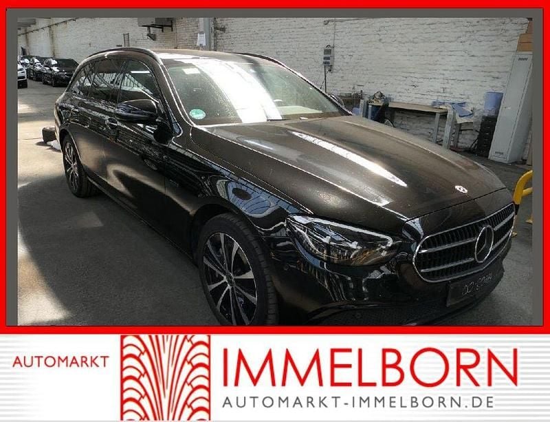 Obsidianschwarz (metallic) Gebraucht 2021 Mercedes E300 Night Kombi | 29.040 € (Guter Preis) - Bild 1/4
