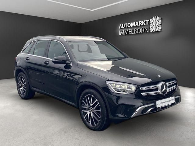 Schwarz obsidianschwarz metalliclack metallic Gebraucht 2021 Mercedes GLC300 SUV | 39.890 € - Bild 1/4
