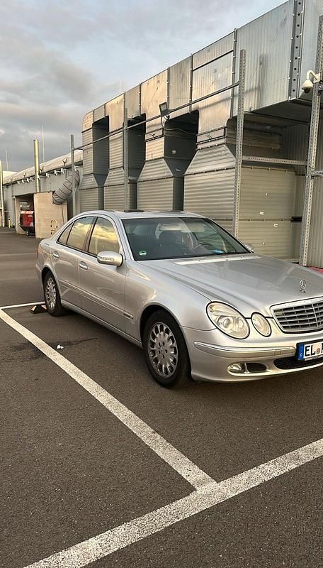 Grau Gebraucht 2004 Mercedes E270 Limousine | 2.499 € (Superpreis) - Bild 1/4