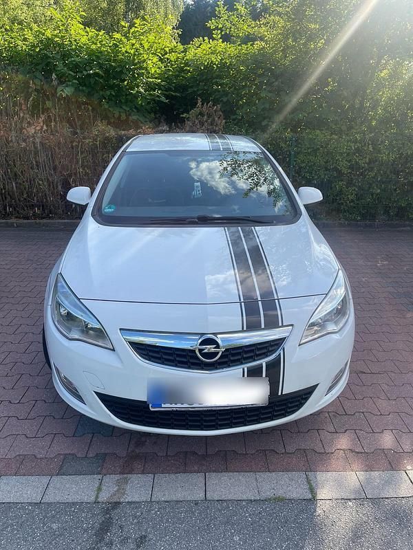 Weiß Gebraucht 2011 Opel Astra Edition Limousine | 3.200 € (Fairer Preis) - Bild 1/4