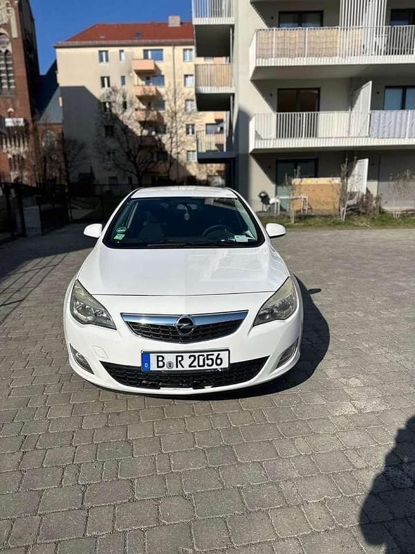 Weiß Gebraucht 2010 Opel Astra Innovation Limousine | 2.800 € (Guter Preis) - Bild 1/4