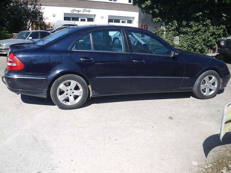 Gebraucht Mercedes E320 Avantgarde 224 PS (164 kW) 2003 Blau Limousine