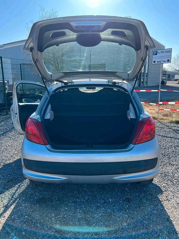 Gebraucht Peugeot 207 73 PS (53 kW) 2009 Silber Kleinwagen
