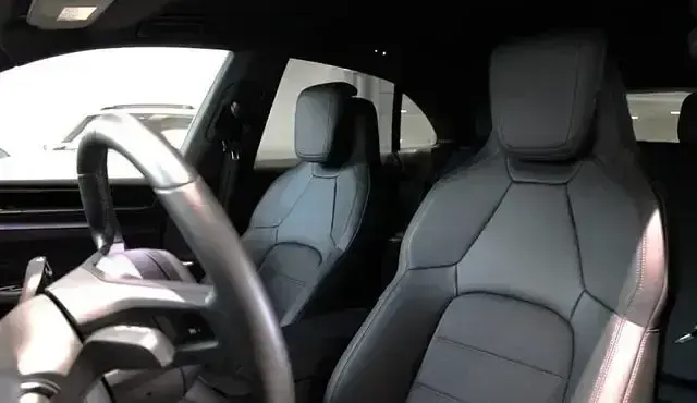 Second-hand Porsche Macan 4 Electric 300 kW (408 CP) 2024 Negru SUV