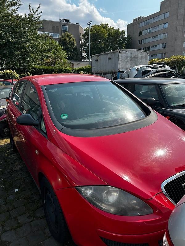Rot Gebraucht 2004 Seat Altea Van / Kleinbus | 999 € (Fairer Preis) - Bild 1/4