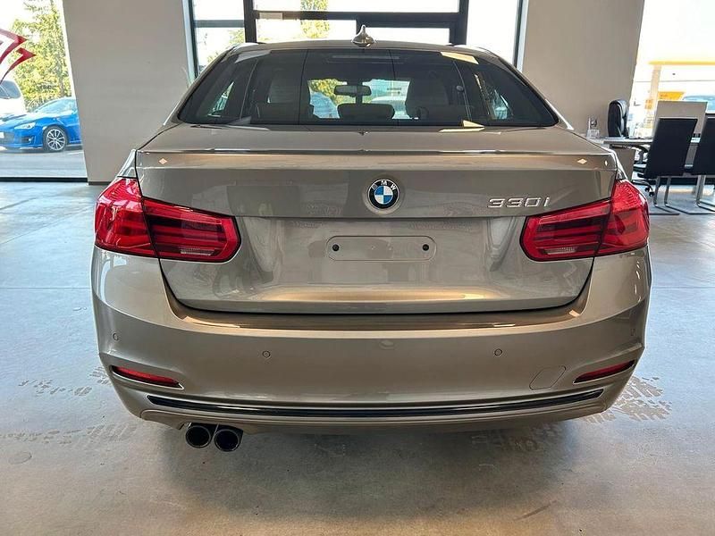 Gebraucht BMW 330 Sport Line 252 PS (185 kW) 2018 Silber Limousine