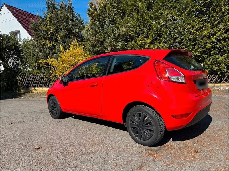 Gebraucht Ford Fiesta Ambiente 60 PS (44 kW) 2012 Rot Kleinwagen