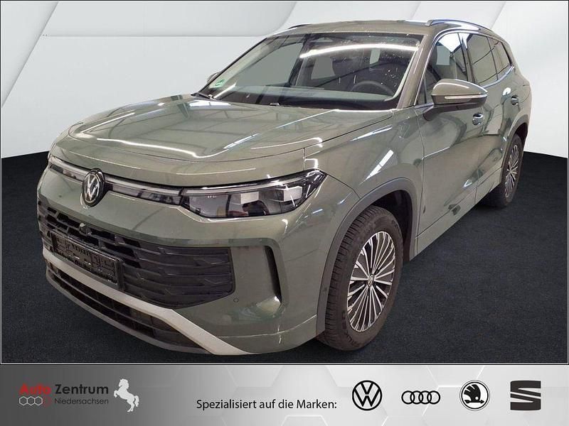Cipressinogreen metallic Gebraucht 2025 VW Tayron Life SUV | 46.970 € (Superpreis) - Bild 1/4