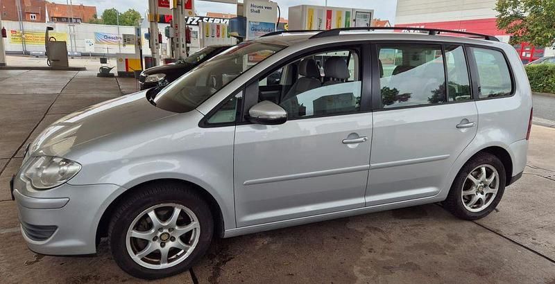 Silber Gebraucht 2010 VW Touran Conceptline Van / Kleinbus | 4.990 € (Fairer Preis) - Bild 1/4