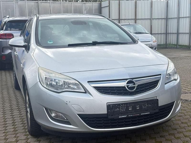 Gebraucht Opel Astra Selection 125 PS (91 kW) 2012 Silber Kombi