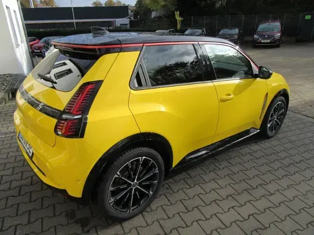 Używany Renault 5 E-Tech Iconic 89 kW (122 KM) 2025 Żółty Hatchback