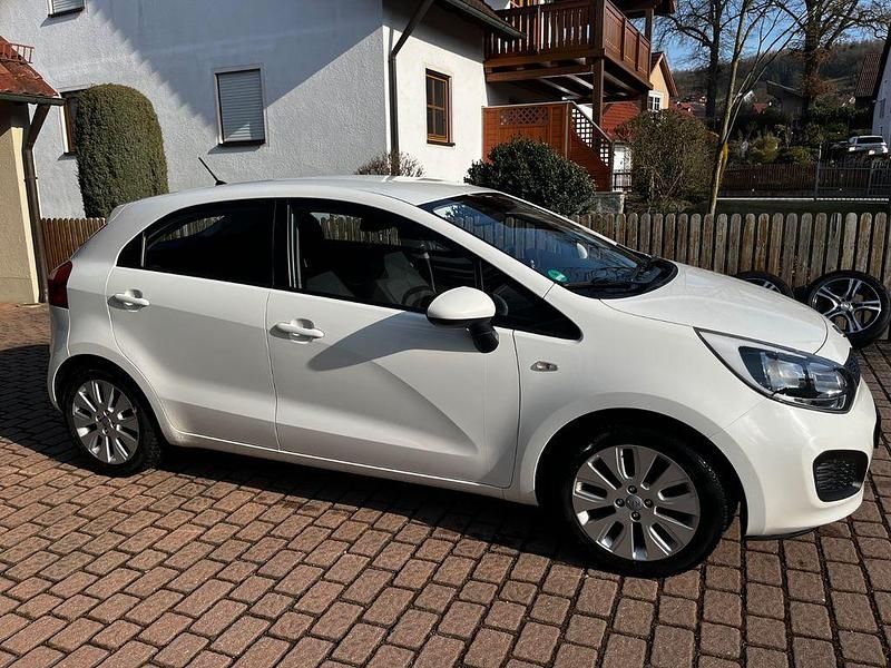 Gebraucht Kia Rio Edition 7 109 PS (80 kW) 2011 Weiß Limousine