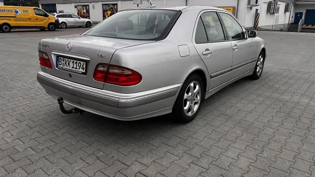 Gebraucht Mercedes E270 Elegance 170 PS (125 kW) 2002 Silber Limousine
