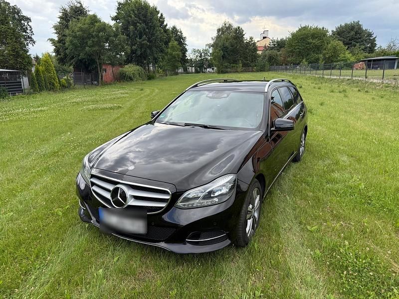 Schwarz Gebraucht 2015 Mercedes 220 Kombi | 12.200 € (Teuer) - Bild 1/4