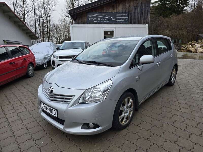 Silber Gebraucht 2010 Toyota Verso Life Van / Kleinbus | 2.990 € (Guter Preis) - Bild 1/4