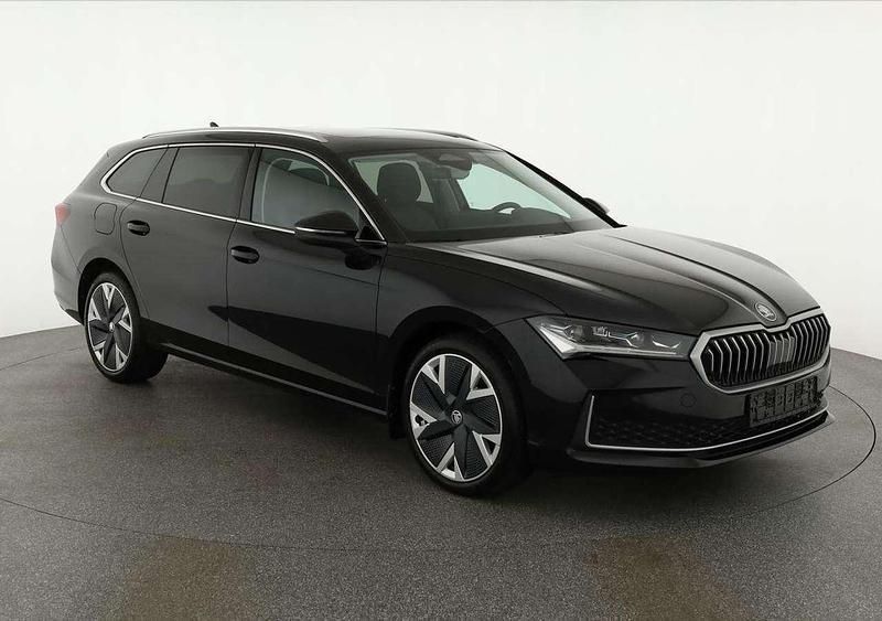 Onyx schwarz metallic Gebraucht 2024 Skoda Superb Selection Kombi | 41.595 € (Guter Preis) - Bild 1/4