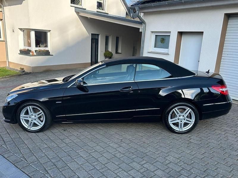 Gebraucht Mercedes E200 184 PS (135 kW) 2011 Schwarz Cabrio