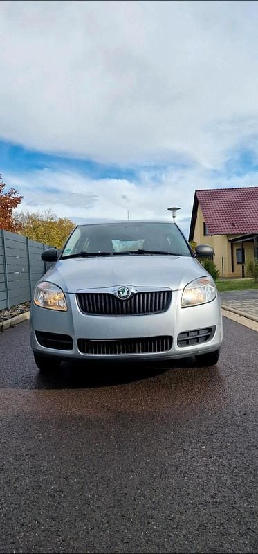 Silber Gebraucht 2010 Skoda Fabia Limousine | 3.399 € (Guter Preis) - Bild 1/4