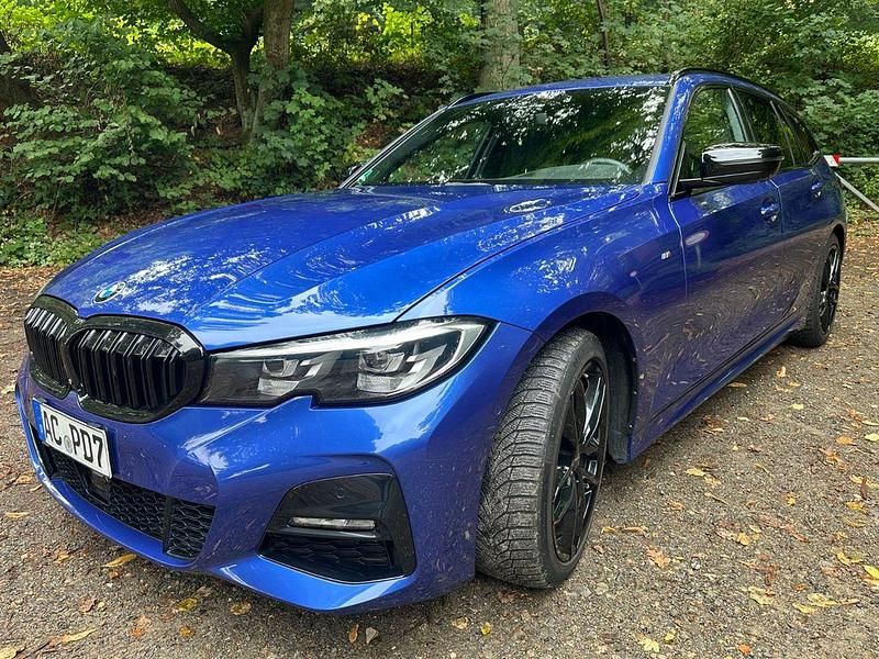 Blau Gebraucht 2020 BMW 320 M Sport Kombi | 28.500 € (Guter Preis) - Bild 1/4