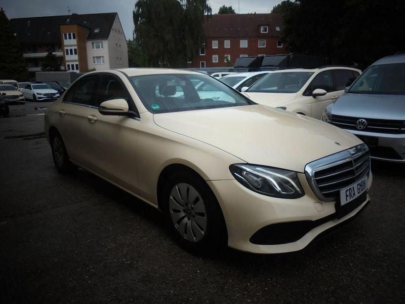 Beige Gebraucht 2017 Mercedes E200 Limousine | 7.950 € - Bild 1/4