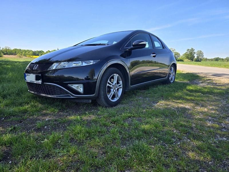 Schwarz Gebraucht 2011 Honda Civic Comfort Limousine | 5.600 € (Fairer Preis) - Bild 1/4