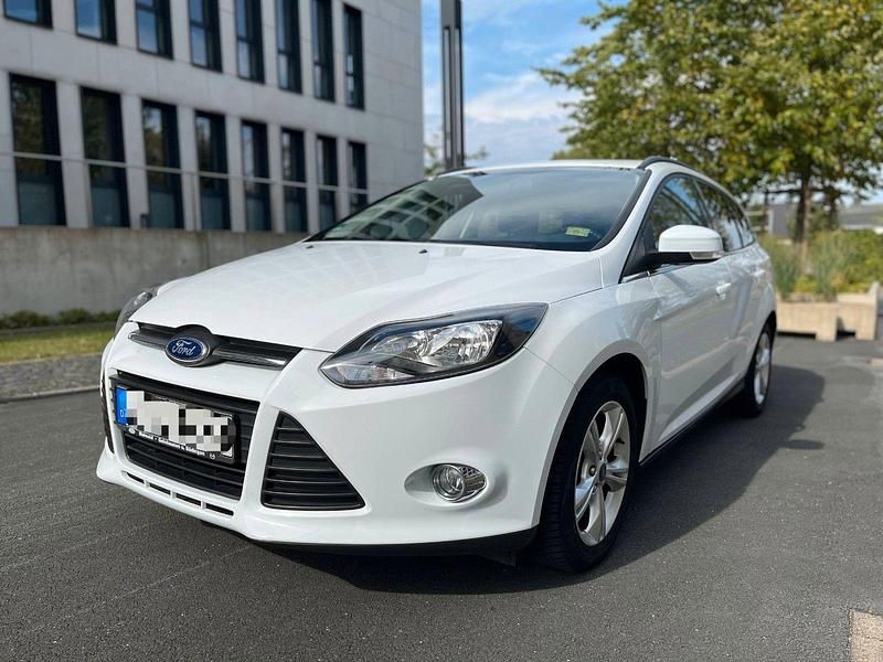 Weiß Gebraucht 2013 Ford Focus Champions Edition Kombi | 4.300 € (Fairer Preis) - Bild 1/4