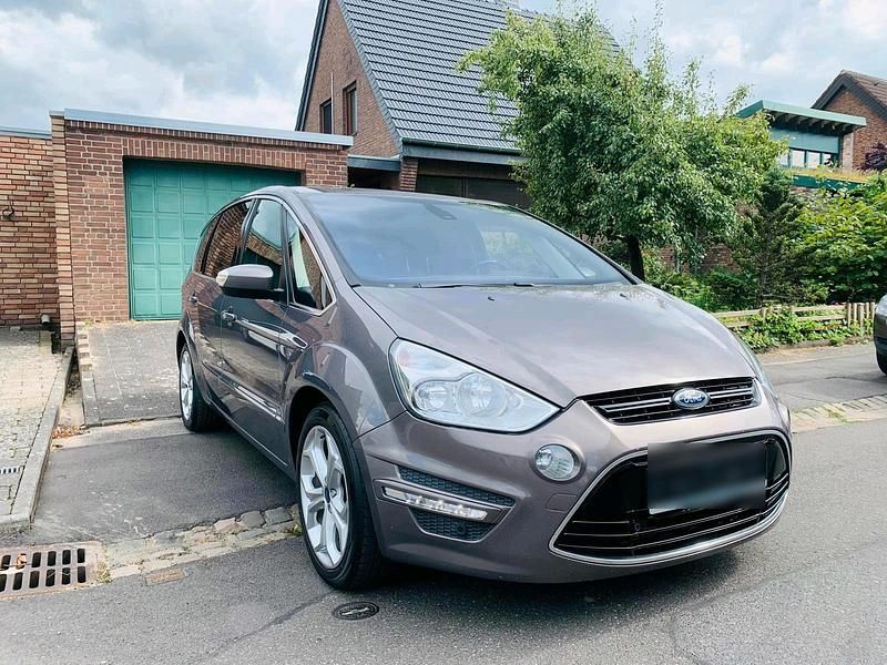 Grau Gebraucht 2013 Ford S-MAX Titanium Van / Kleinbus | 5.990 € (Guter Preis) - Bild 1/4