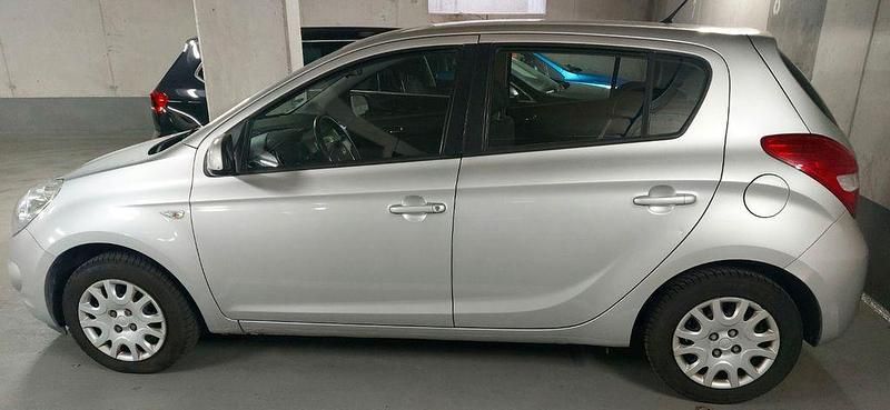 Gebraucht Hyundai i20 Classic 77 PS (56 kW) 2010 Silber Limousine