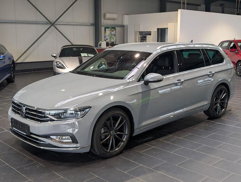Grau Gebraucht 2022 VW Passat Elegance Kombi | 33.900 € (Fairer Preis) - Bild 1/4