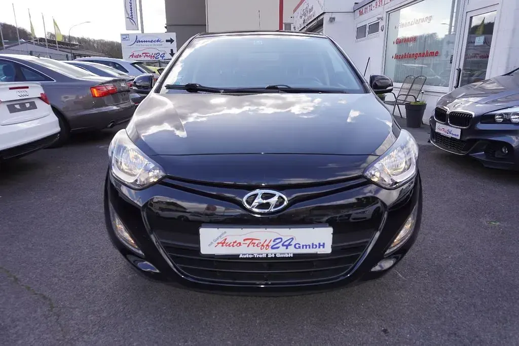 Gebraucht Hyundai i20 Life 101 PS (74 kW) 2015 Schwarz Limousine