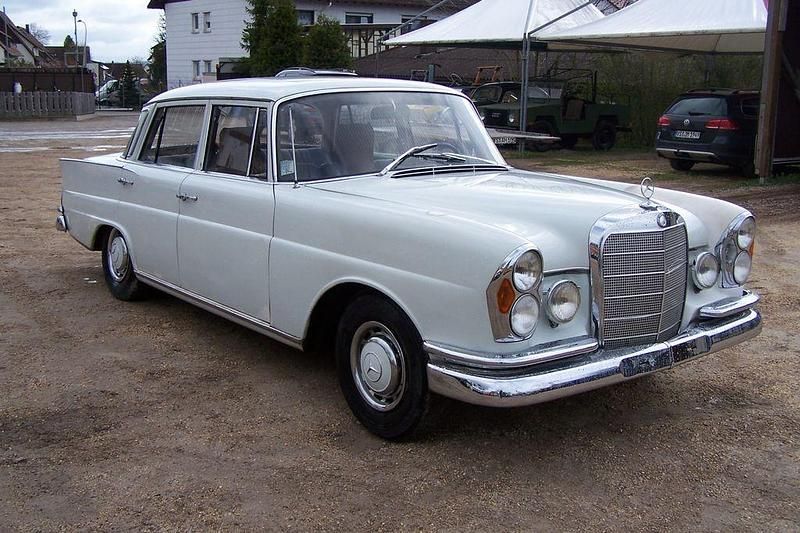 Gebraucht Mercedes 230 120 PS (88 kW) 1967 Weiß Limousine