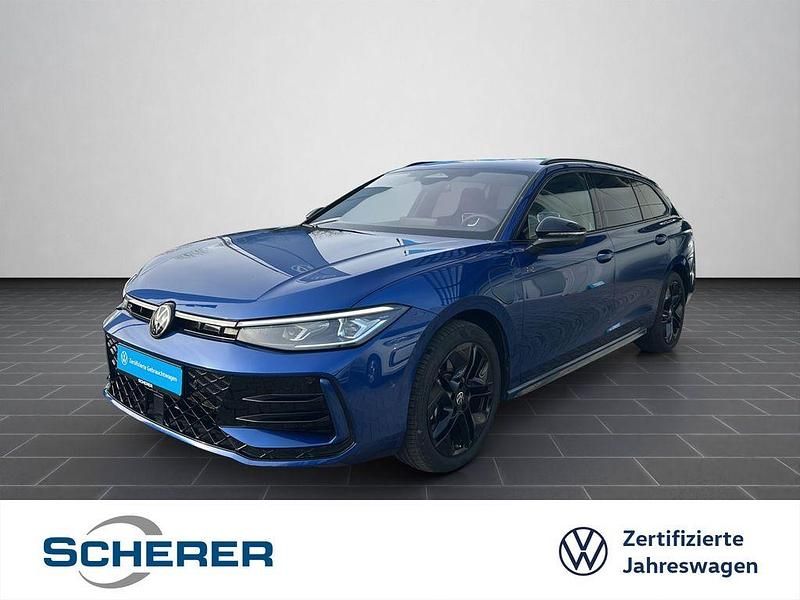 Reef blue metallic (metallic) Gebraucht 2025 VW Passat R-line Kombi | 43.880 € (Superpreis) - Bild 1/4