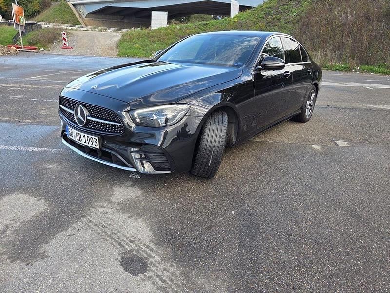Schwarz Gebraucht 2022 Mercedes E220 AMG line Limousine | 32.900 € (Etwas zu teuer) - Bild 1/4
