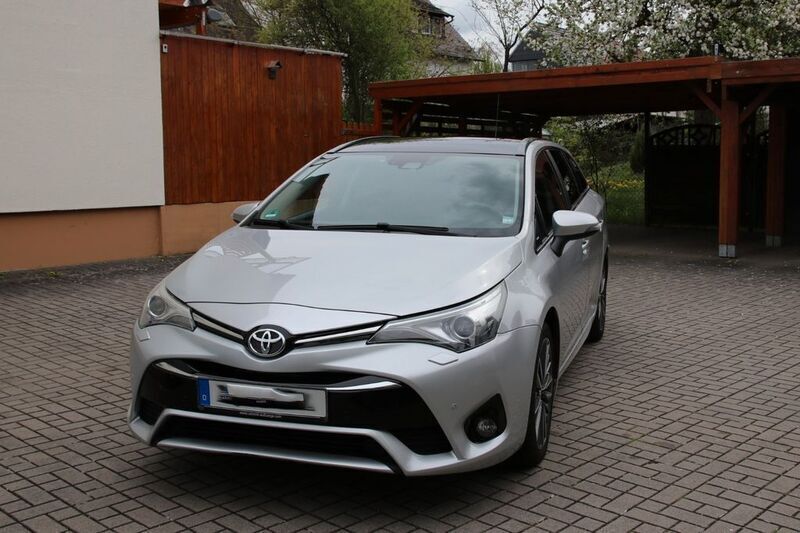 Silber Gebraucht 2017 Toyota Avensis Executive Kombi | 10.800 € (Fairer Preis) - Bild 1/4