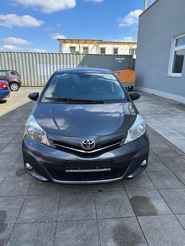 Grau Gebraucht 2014 Toyota Yaris Edition Limousine | 7.649 € (Fairer Preis) - Bild 1/4