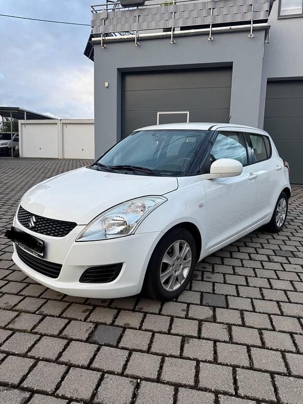 Weiß Gebraucht 2012 Suzuki Swift Club Kleinwagen | 4.500 € (Fairer Preis) - Bild 1/4