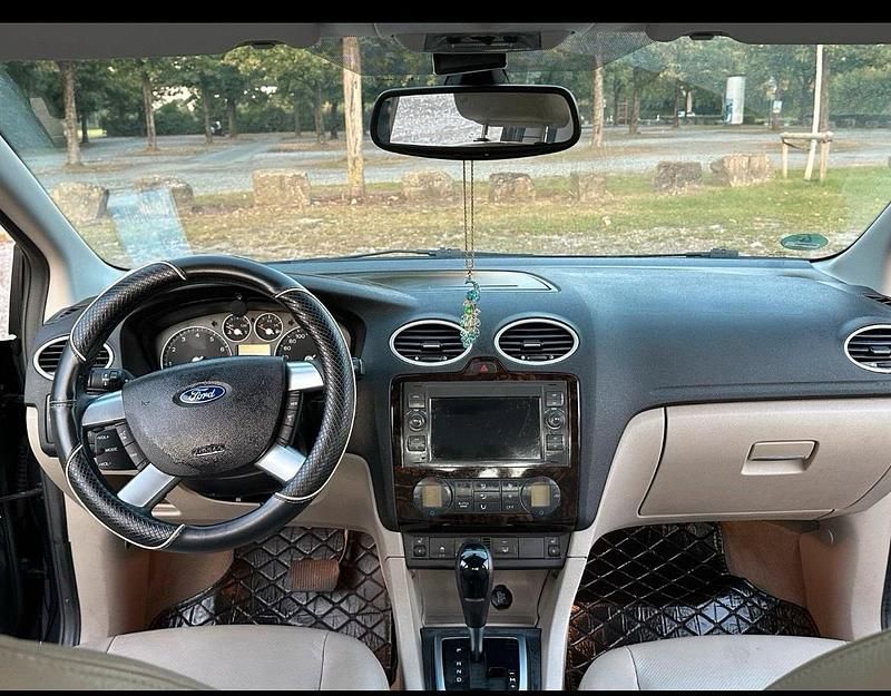 Grau Gebraucht 2007 Ford Focus Limousine | 5.750 € - Bild 1/4