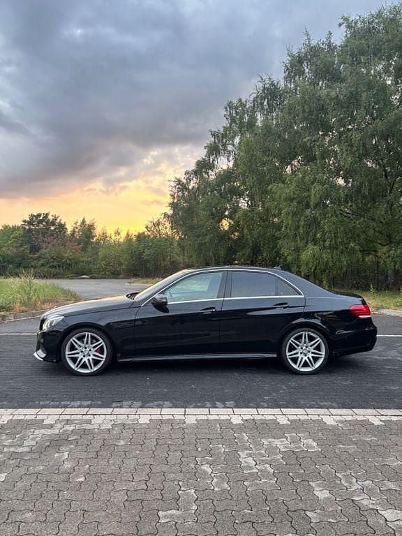 Schwarz Gebraucht 2013 Mercedes E400 AMG line Limousine | 18.690 € (Guter Preis) - Bild 1/4