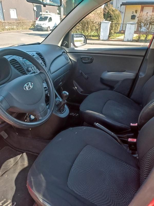 Gebraucht Hyundai i10 70 PS (51 kW) 2011 Rot Kleinwagen