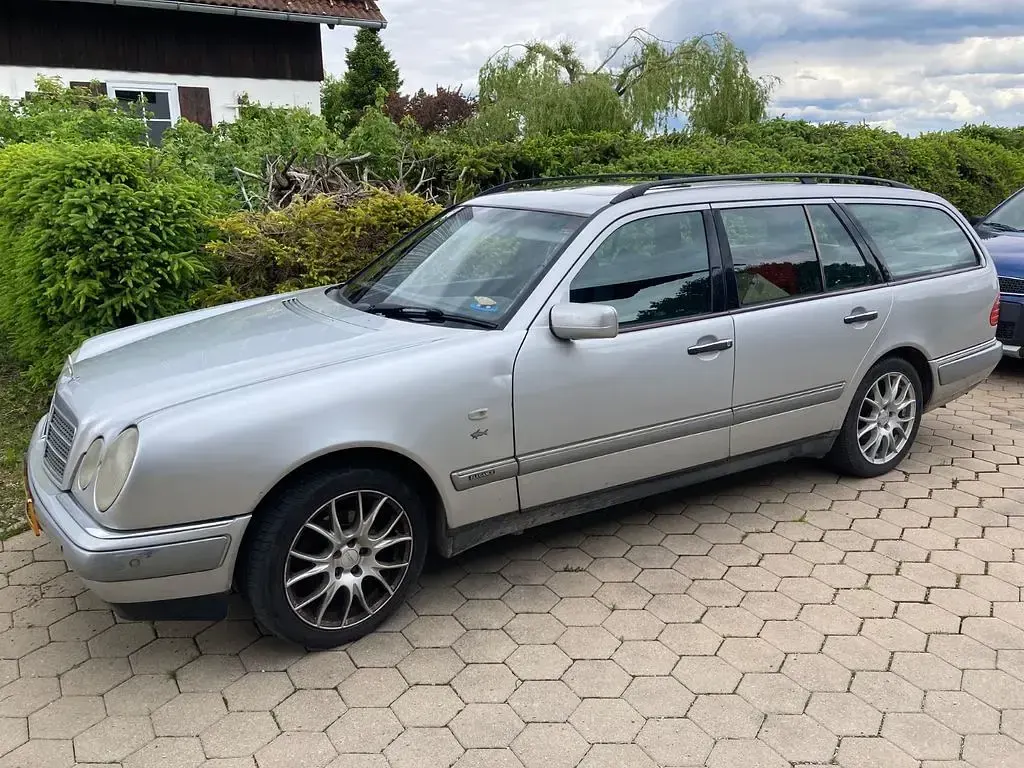 Gebraucht Mercedes E320 Avantgarde 224 PS (164 kW) 1998 Silber Limousine