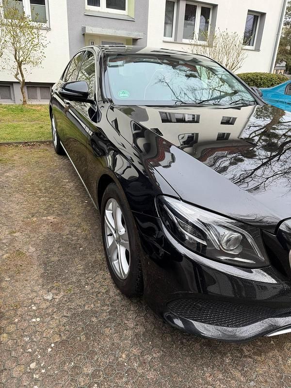 Gebraucht Mercedes E220 194 PS (142 kW) 2018 Schwarz Limousine